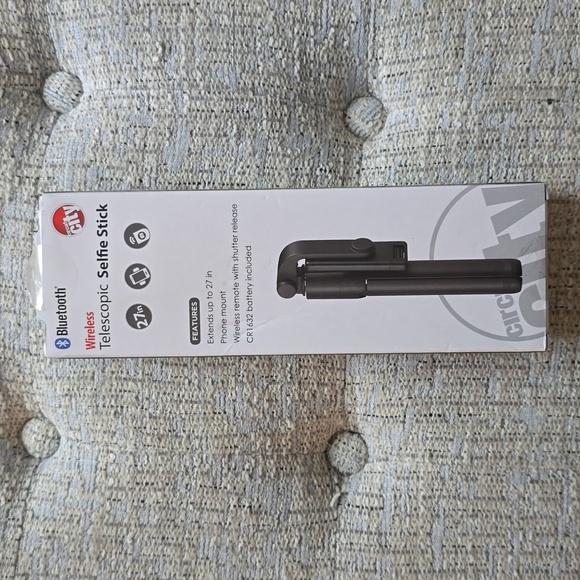 CIRCUIT CITY BRAND BLUETOOTH WIRELESS TELESCOPIC SELFIE STICK - Picture 5 of 7